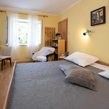 Elegant With Terrace Apartment